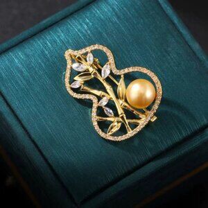 Elegant Gold Leaf Brooch with Pearl Accent